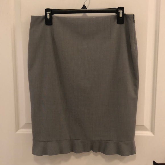 Elie Tahari gray pencil skirt w/ ruffle hem. Sz 8 - Picture 1 of 4